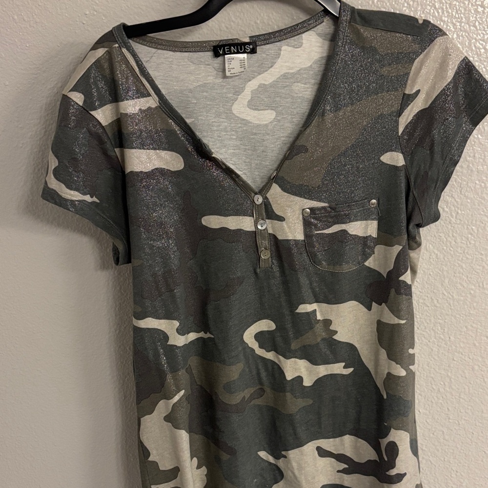 VENUS Camouflage V-Neck Short Sleeve Top
